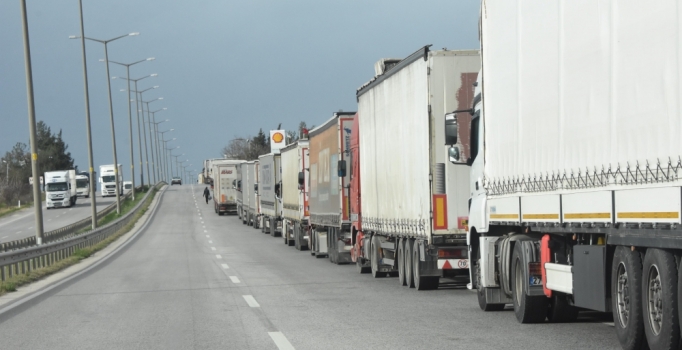 Kapıkule'de TIR rekoru: 1 Aralık'ta 2040 TIR giriş-çıkış yaptı