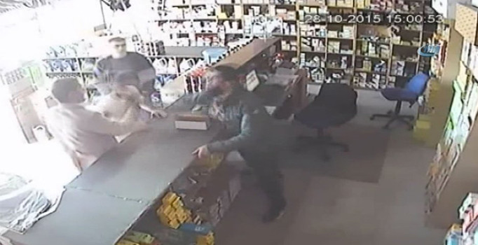 Dükkan sahibinin müşteriye tokat atma anı kamerada