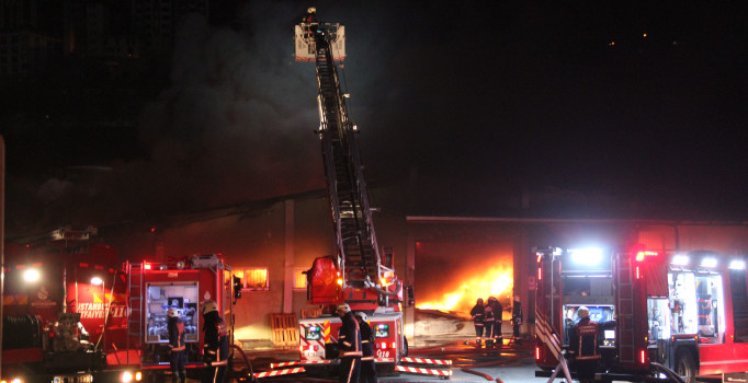 Alibeyköy'de beyaz eşya deposunda yangın