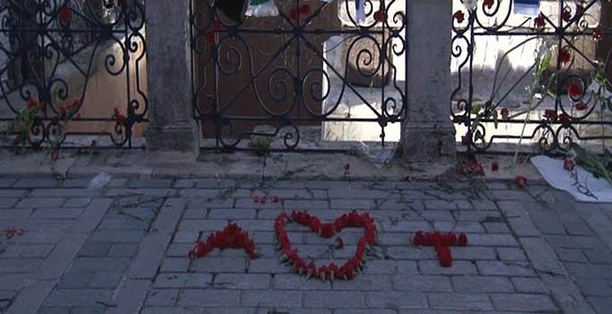 Sultanahmet Meydanı'nda karanfilden kalp ile "A" ve "T" harfi yapıldı