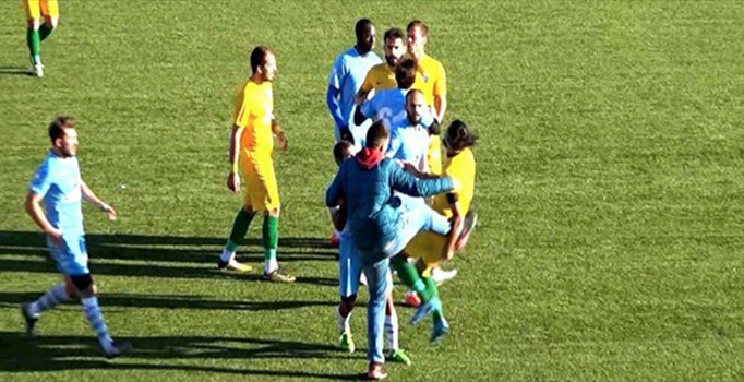 Sahaya girip futbolcuya tekme ve tokat saldırdı