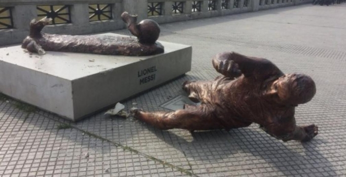 Messi'nin heykeline 2'nci saldırı