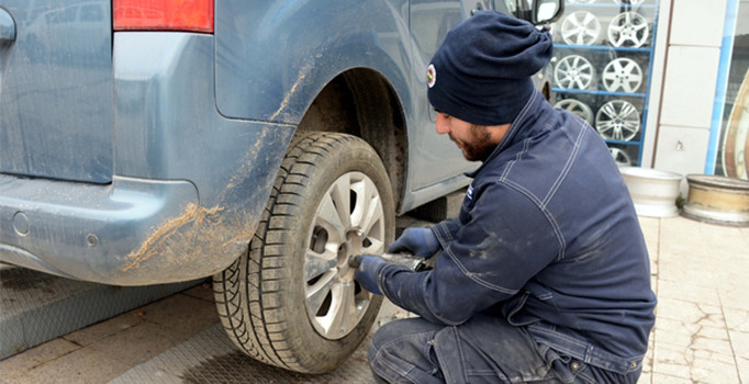 Kış kentinde kış lastiği yoğunluğu
