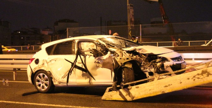 Metrobüs yoluna TIR devrildi: 1'i ağır 3 yaralı