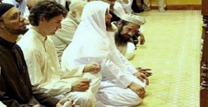 Kanada Başbakanı Trudeau'nun camide dua ederken çekilmiş görüntüleri ortaya çıktı