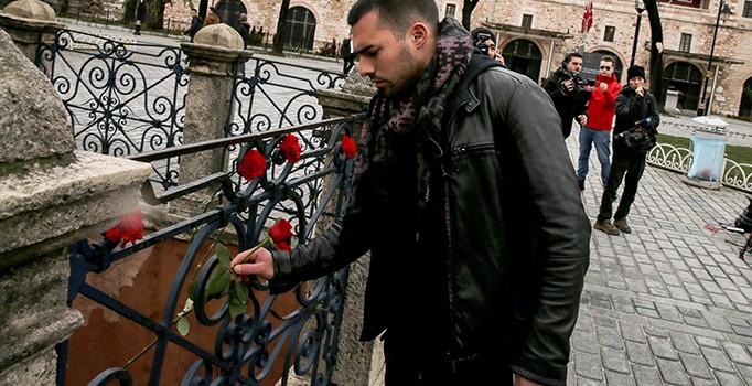 Sultanahmet'teki patlama alanına karanfiller bırakıldı