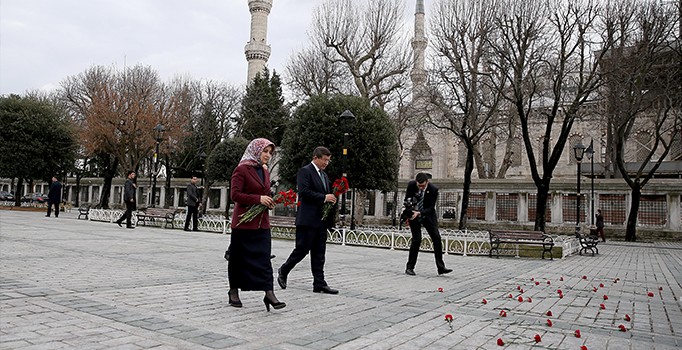 Davutoğlu Sultanahmet'teki patlama noktasına karanfil bıraktı