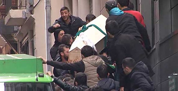 Fenerbahçe grup lideri Sefa Kalya’nın cenazesi araca konurken gerginlik çıktı