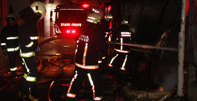 Beyoğlu'da gecekondu küle döndü
