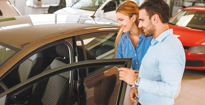 Daralan pazarda yüzleri yerliler güldürdü