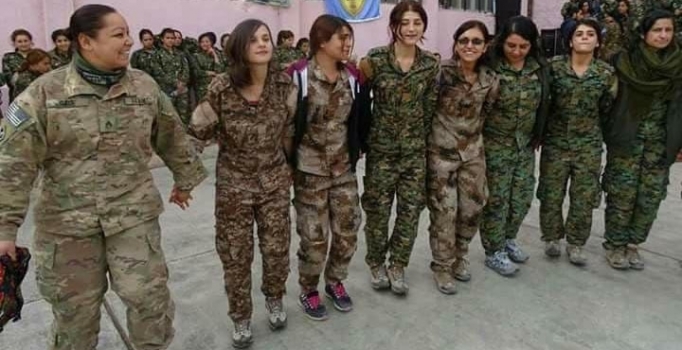 Menbiç'te terör halayı: ABD'li kadın asker başı çekti