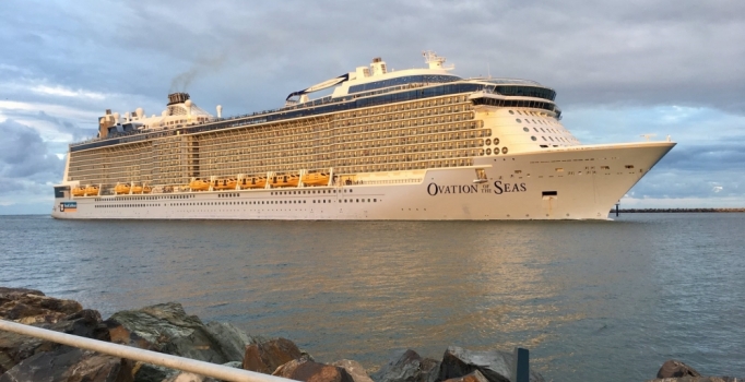 Lüks yolcu gemisinde 200 yolcu zehirlendi