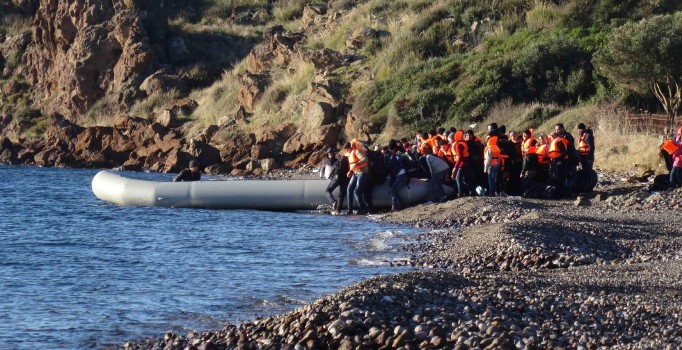 Ayvacık'ta umut yolculuğu sürüyor: 3 botta 100 sığınmacı