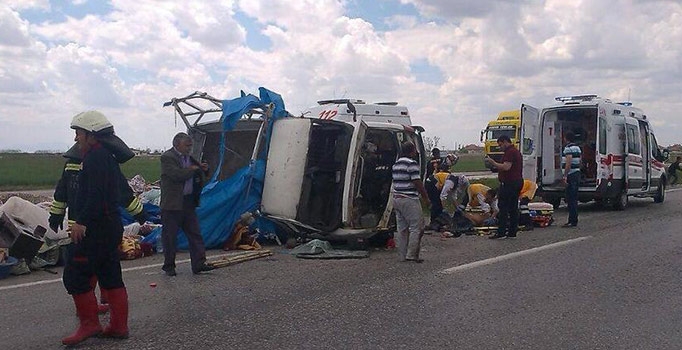 İşçileri taşıyan kamyonet devrildi: 1 ölü, 11 yaralı