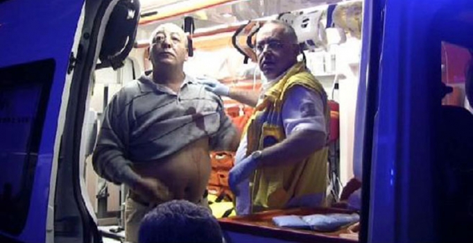 Polise kızdı kendini bıçakladı