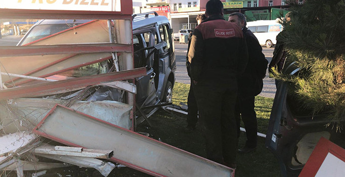 Hafif ticari araç reklam panosuna çarptı: 5 yaralı