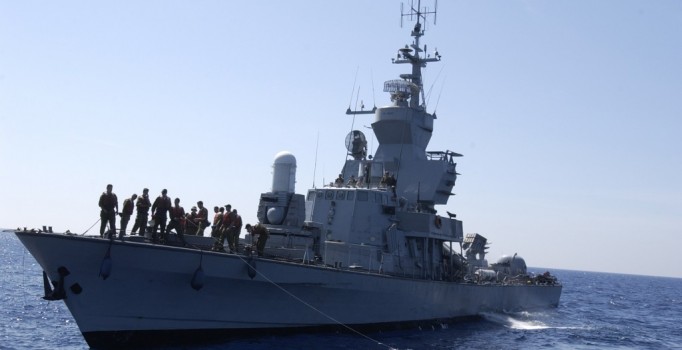 Sığınmacı botunu kovalayan Yunan gemisi Türkiye'de karaya oturdu