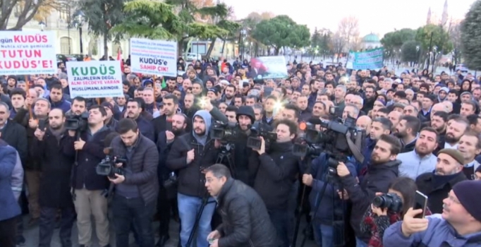 Sultanahmet Camii önünde 'Kudüs' protestosu
