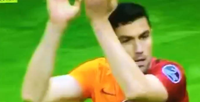 Galatasaray taraftarından Burak Yılmaz'a ıslıklı protesto