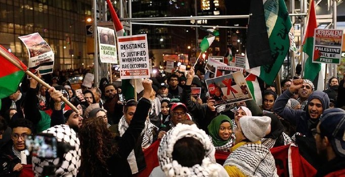 Times Meydanı'nda binlerce kişi ABD'nin Kudüs kararını protesto etti