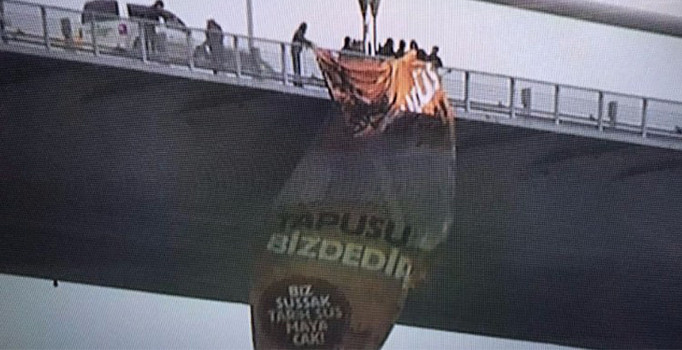 15 Temmuz Şehitler Köprüsü’ne "Kudüs İslam’ındır" yazılı dev pankart asıldı