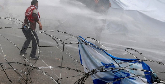 Son dakika! Beyrut'ta ABD Konsolosluğu önünde çatışma