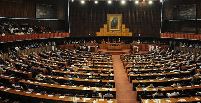 Pakistan'da 5 iktidar partisi milletvekili istifa etti