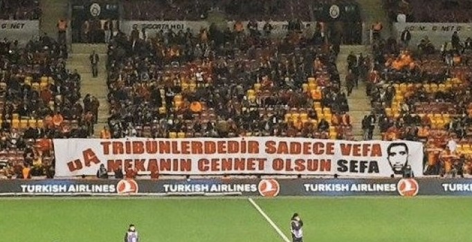 Galatasaraylılar Genç Fenerbahçeliler amigosu Sefa Kalya için pankart açtı