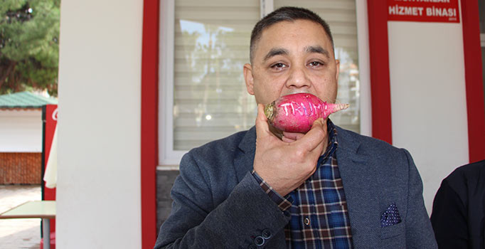 Trump'ı turp yiyerek protesto ettiler