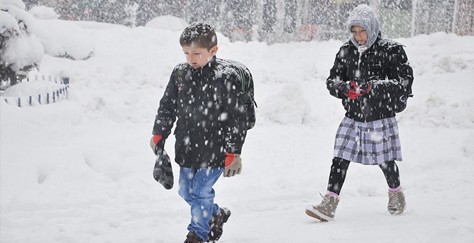 Pazartesi İstanbul'da okullar tatil mi? Son Dakika İstanbul kar tatili haberleri 18.01.2016 - Yeni