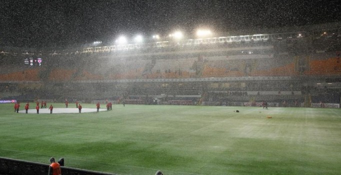 Beşiktaş-Mersin İdman Yurdu maçı öncesi yoğun kar yağışı başladı