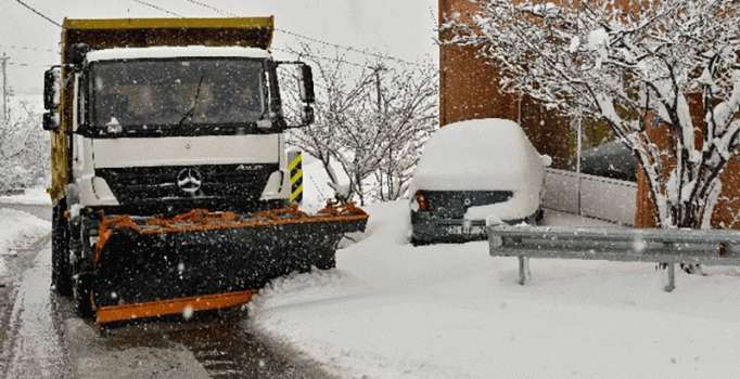 İstanbul'da belediye ekipleri kar alarmında AKOM teyakkuza geçti