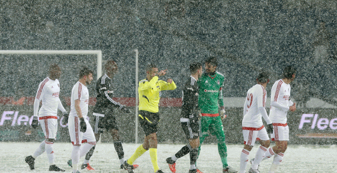 Beşiktaş - Mersin İdman Yurdu maçı tatil edildi