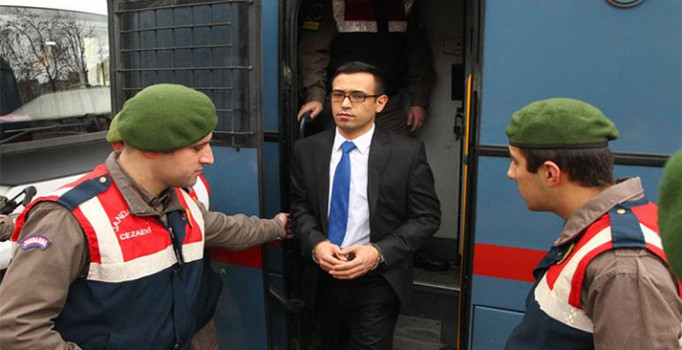 Darbeci yarbay duruşmada kamera kayıtlarını gülerek izledi