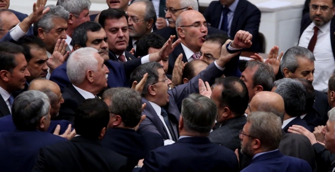 Meclis'te milletvekilleri arasında yine arbede yaşandı