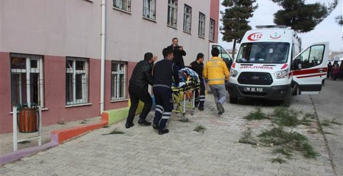 Kilis'te Eyüp Gökçe Ortaokulu'na katyuşa füzesi: 1 ölü, 3 yaralı