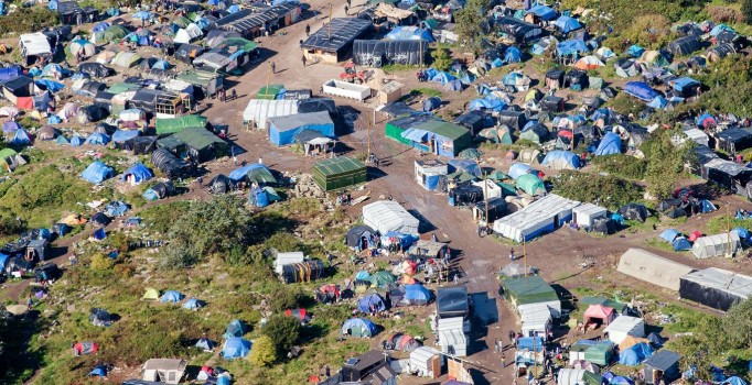 Fransa Calais'de sığınmacı kampını ıslah ediyor