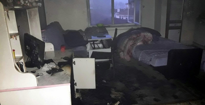 Evde bilgisayardan yangın çıktı; 3 kişi dumandan etkilendi