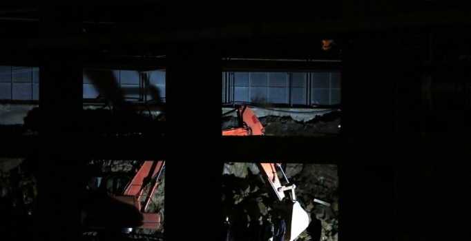 İnşaat alanında iki işçi toprak altında kaldı