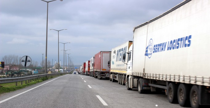 Avrupa'ya açılan sınır kapılarında tır kuyruğu