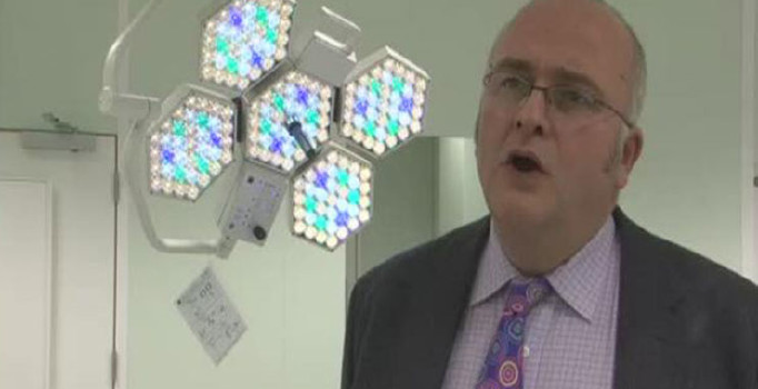 İngiliz cerrah Simon Bramhall ciğerlere imza atmış