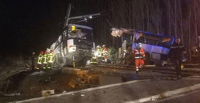 Fransa'da tren ile otobüs çarpıştı