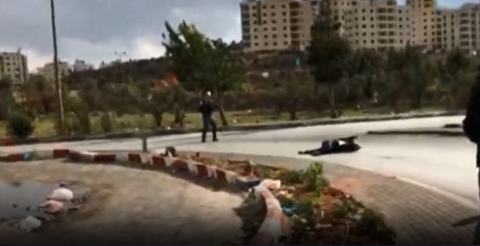 İsrail askerleri canlı yayında Filistinli göstericiyi vurdu | Video