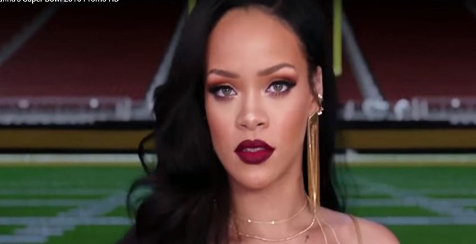 Rihanna yeşil sahalara indi hakemlerin aklını aldı