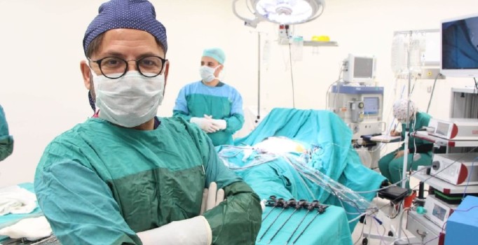 Bin hastanın 48 ton göbek yağını ameliyatla eritti