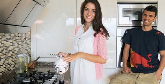 Şampiyon motosikletçi Kenan Sofuoğlu yeniden baba oluyor