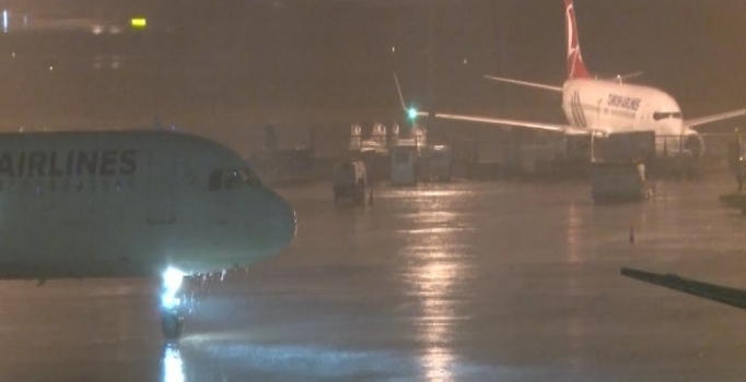 İstanbul’da sağanak yağış etkisini arttırdı! Hava trafiği olumsuz etkilendi