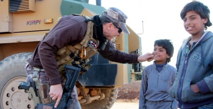 Suriye'de çocukların Türk polis sevgisi