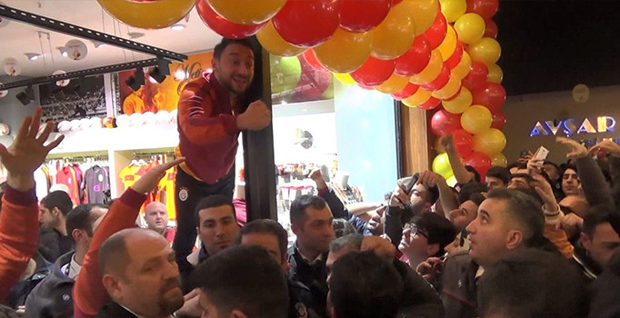 Galatasaraylı Garry Rodrigues'in imza gününde izdiham çıktı