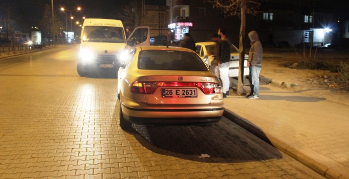 Makas atan motosiklet park halindeki otomobile çarptı: 2 yaralı